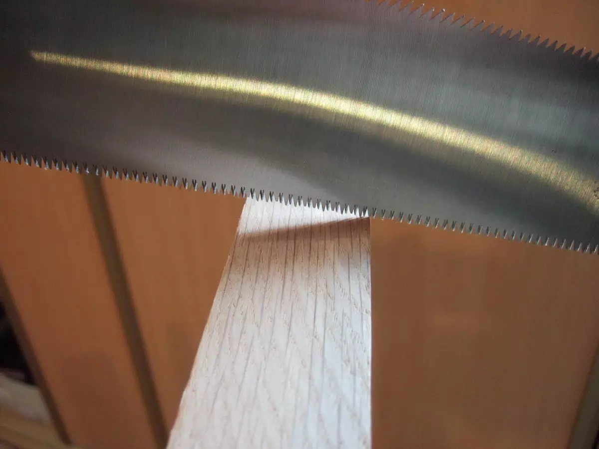 attaque du bois avec une scie japonaise