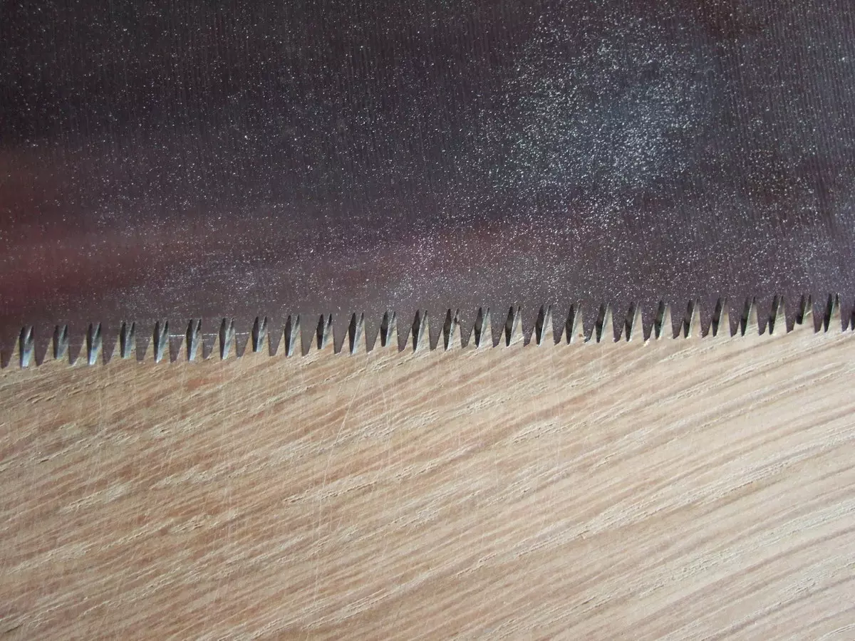 détail lame de scie japonaise Ryoba travers fil détail lame de scie japonaise travers fil