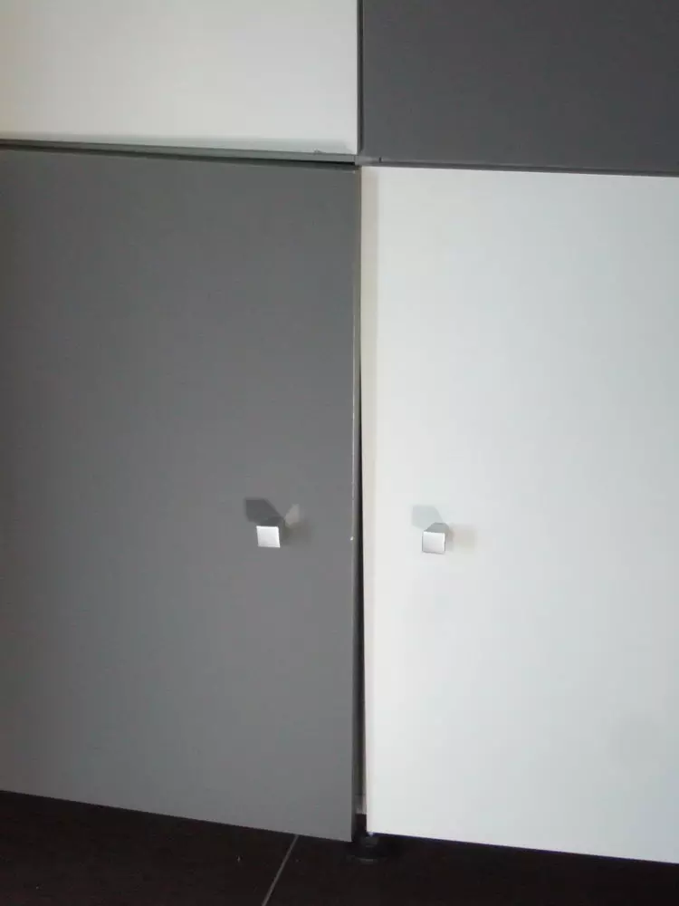 regler une porte avec charnière invisible 03