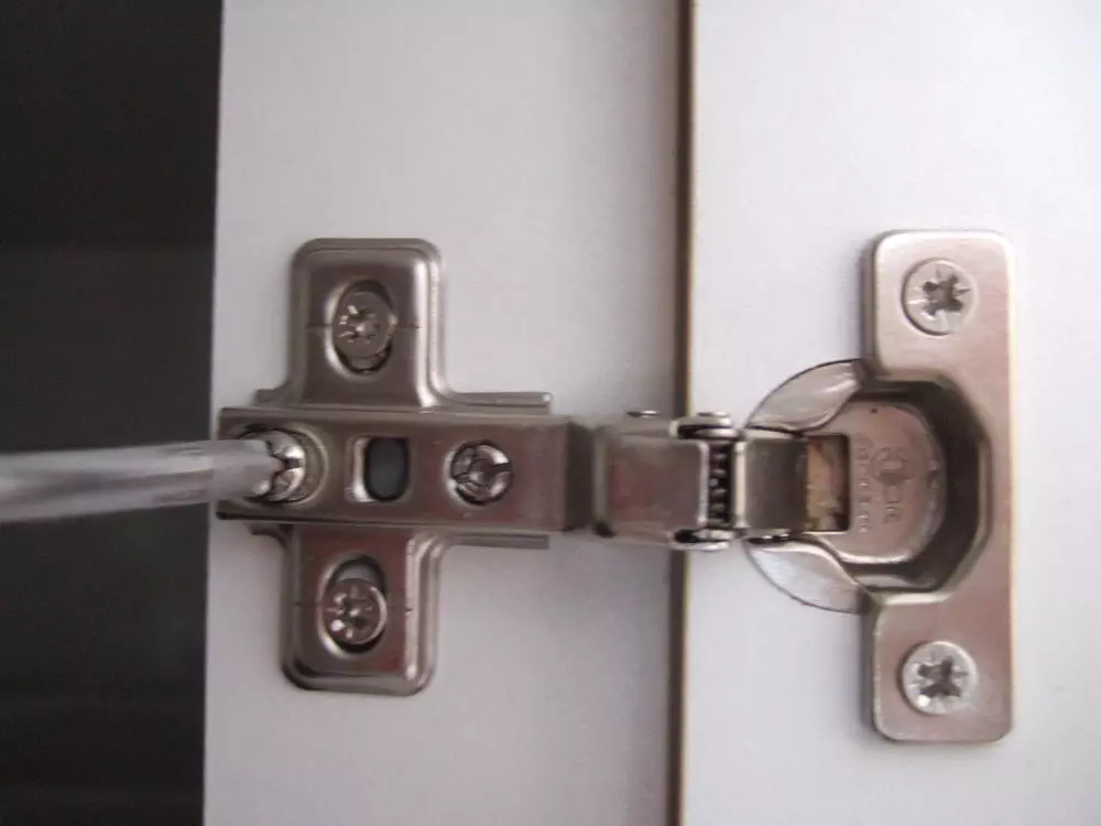 regler une porte avec charnière invisible 05