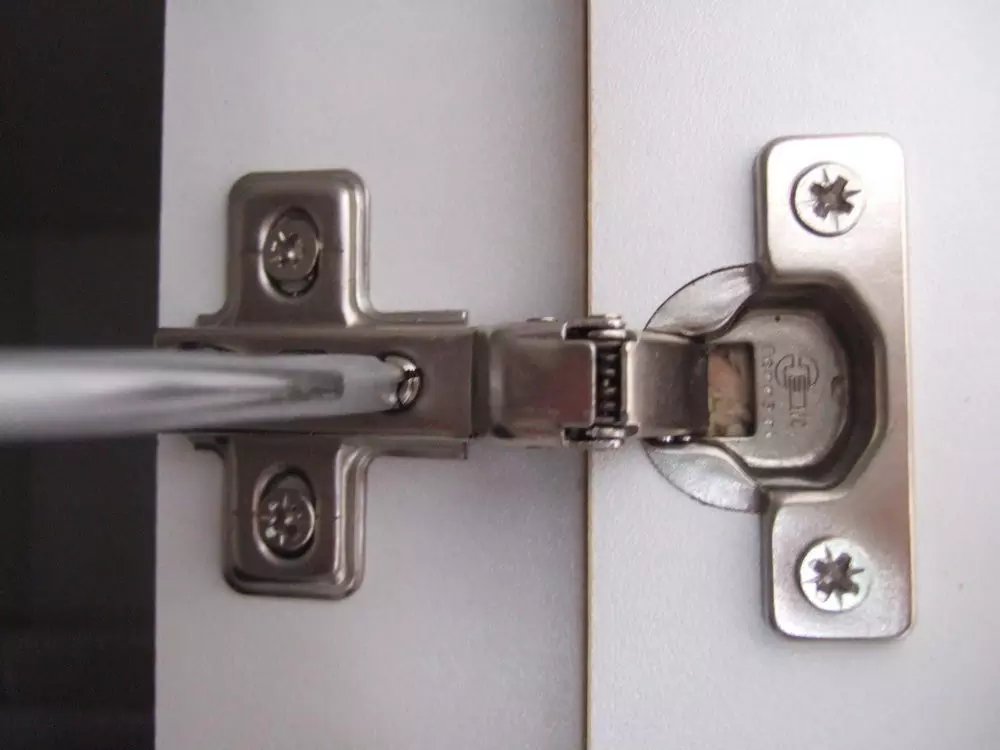regler une porte avec charnière invisible 06
