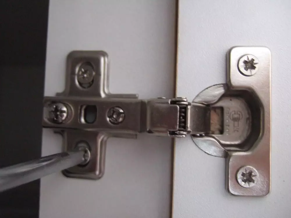regler une porte avec charnière invisible 08