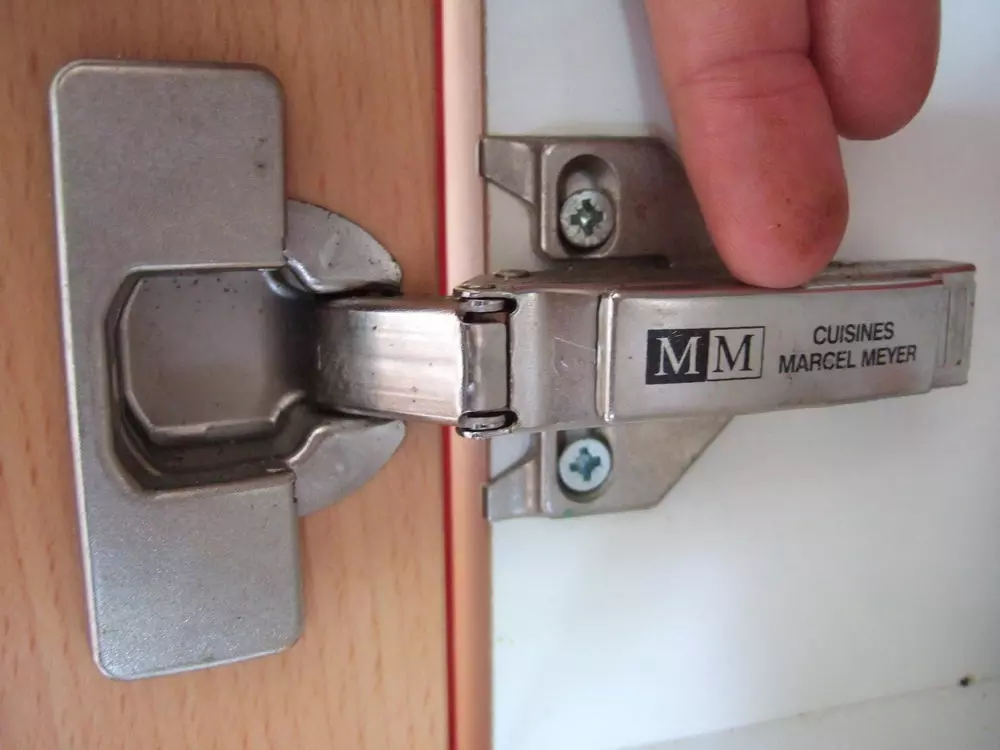 regler une porte avec charnière invisible 11