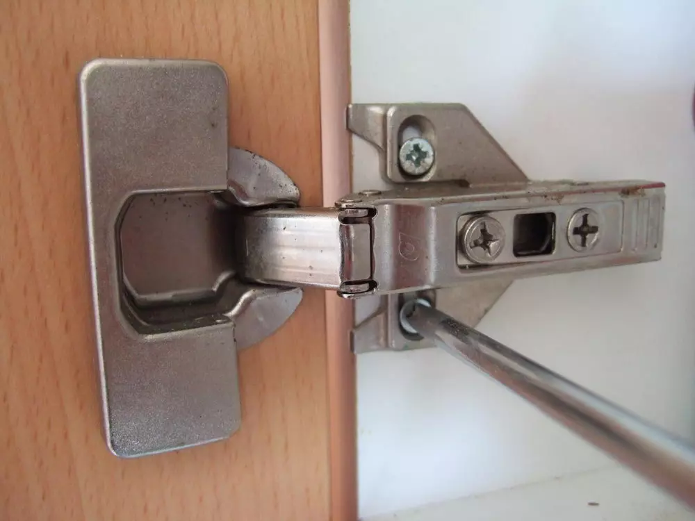 regler une porte avec charnière invisible 12