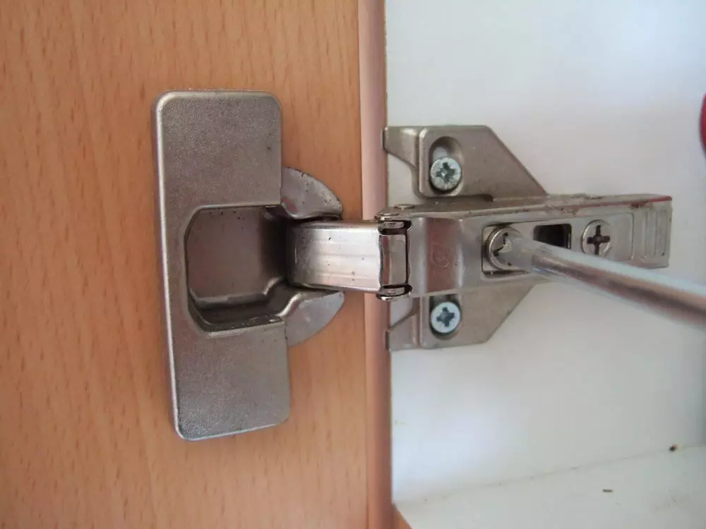 regler une porte avec charnière invisible 14