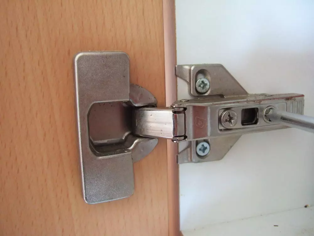 regler une porte avec charnière invisible 15